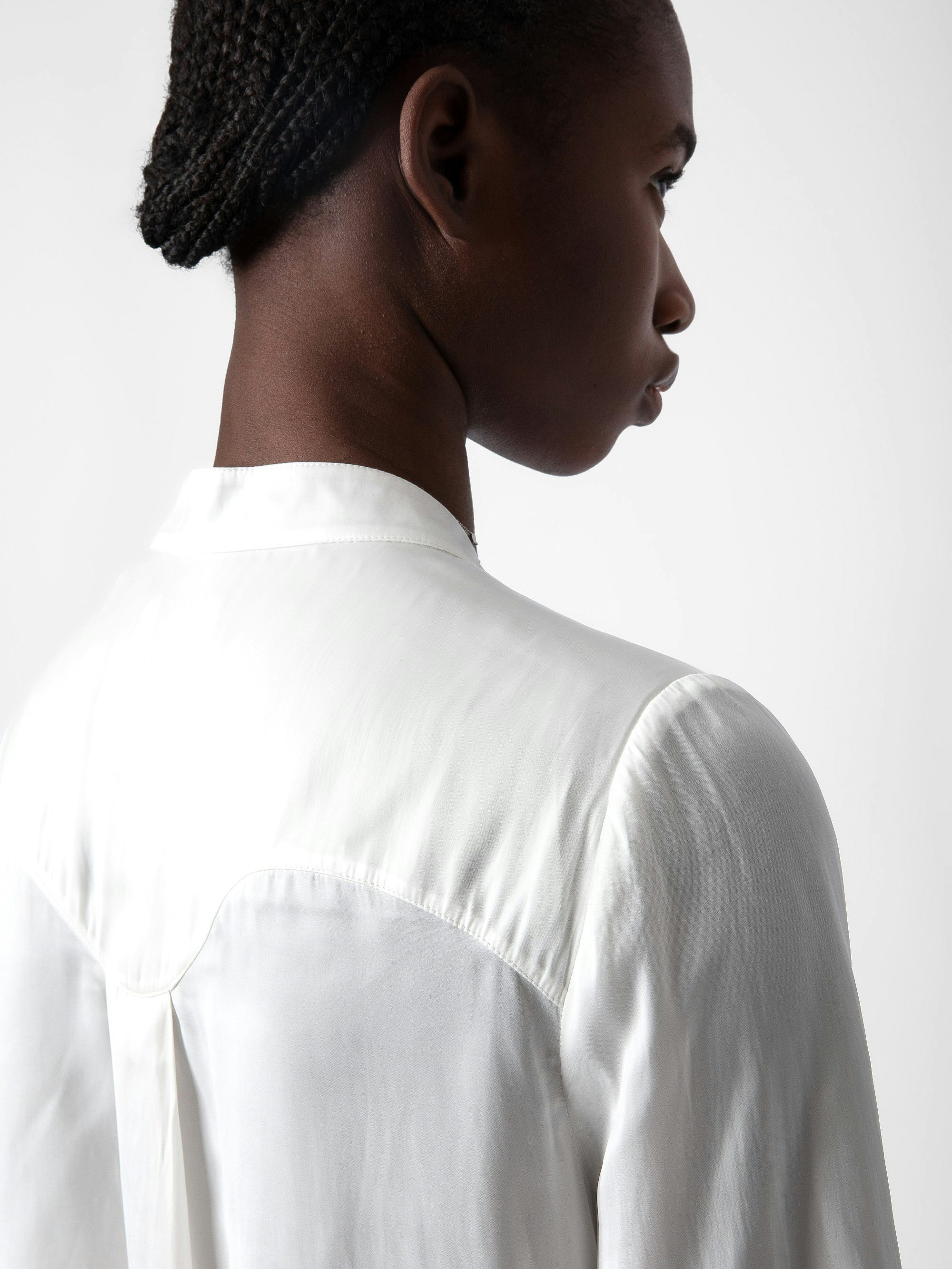 Camicetta Twina Raso - Camicetta in raso bianca con bottoni e maniche lunghe.